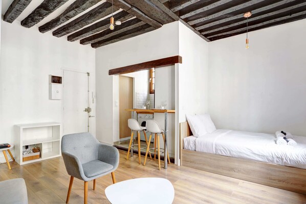 1 bedroom, travel cot, WiFi, bed sheets