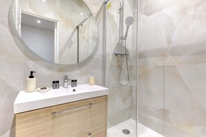 Douche, séchoir à cheveux, serviettes fournies