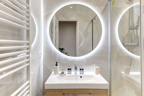 Ducha, secador de pelo, toallas