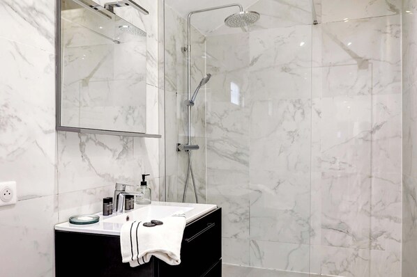 Shower, free toiletries, hair dryer, towels