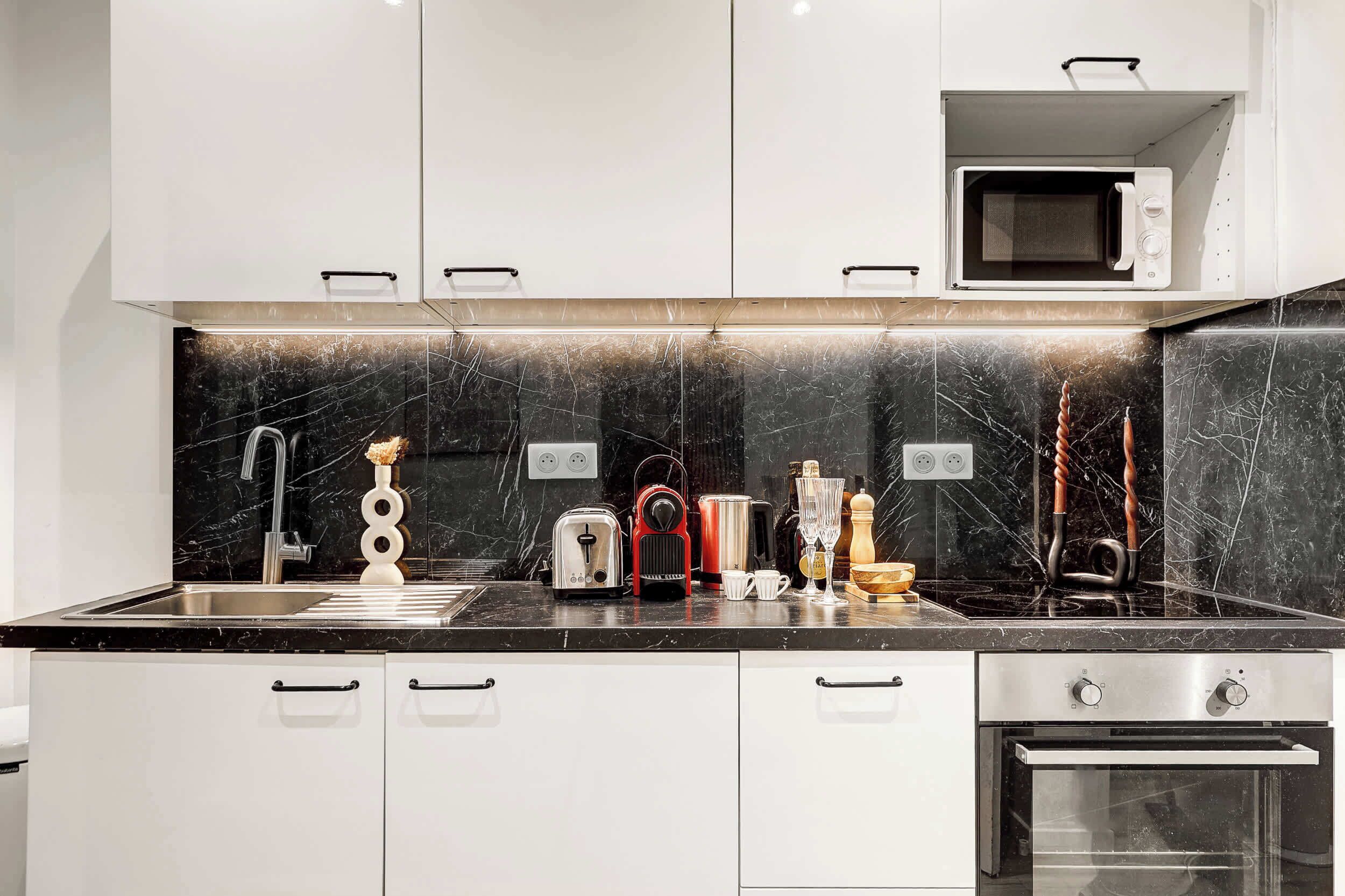 Réfrigérateur, micro-ondes, plaque de cuisson, cafetière/bouilloire