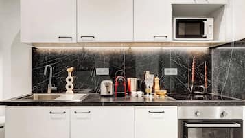 Réfrigérateur, micro-ondes, plaque de cuisson, cafetière/bouilloire