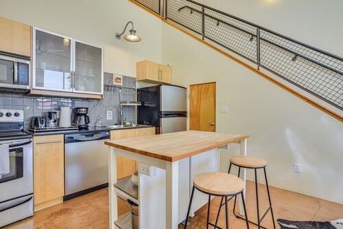 Modern Santa Fe Desert Loft w/ Fireplace!