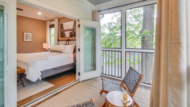 Une chambre à coucher avec un lit, une table de chevet et une fenêtre.