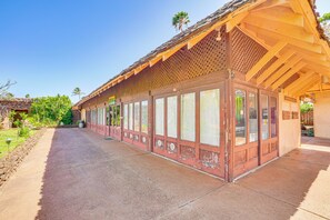 Apartment (1 Bedroom) | Interior - Oceanfront Condo w/ Pool Access on Molokai! (Maunaloa)