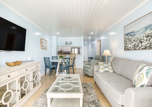 1 Mi to Barefoot Landing: Condo w/ Pool Access!