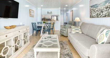 1 Mi to Barefoot Landing: Condo w/ Pool Access!