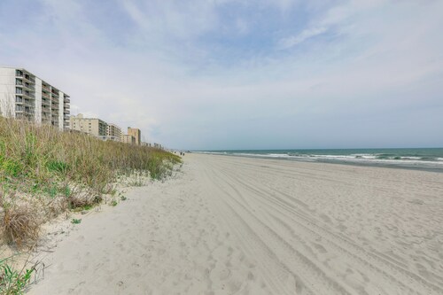 1 Mi to Barefoot Landing: Condo w/ Pool Access!