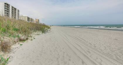 1 Mi to Barefoot Landing: Condo w/ Pool Access!