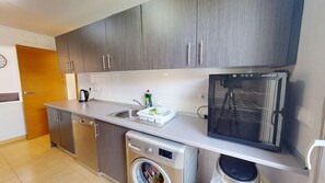 Kühlschrank, Mikrowelle, Ofen, Wasserkocher