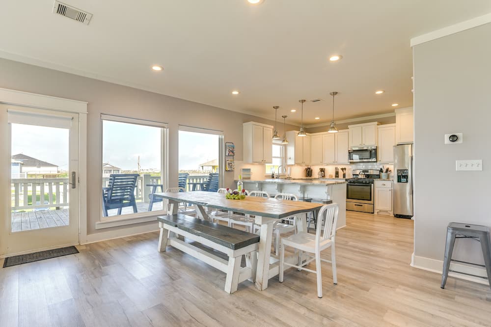 1 Block to Shore: Crystal Beach Gem, Deck & Views