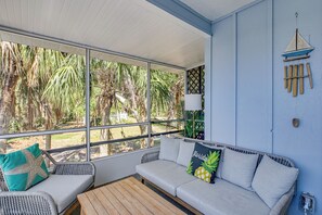 House (2 Bedrooms) | Interior - Outdoor Oasis: Canal-front Home in Crystal River (Crystal River)