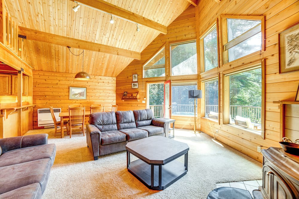 Hot Tub, 1 Mi to Beach: 12-acre Fort Bragg Cabin! - Fort Bragg