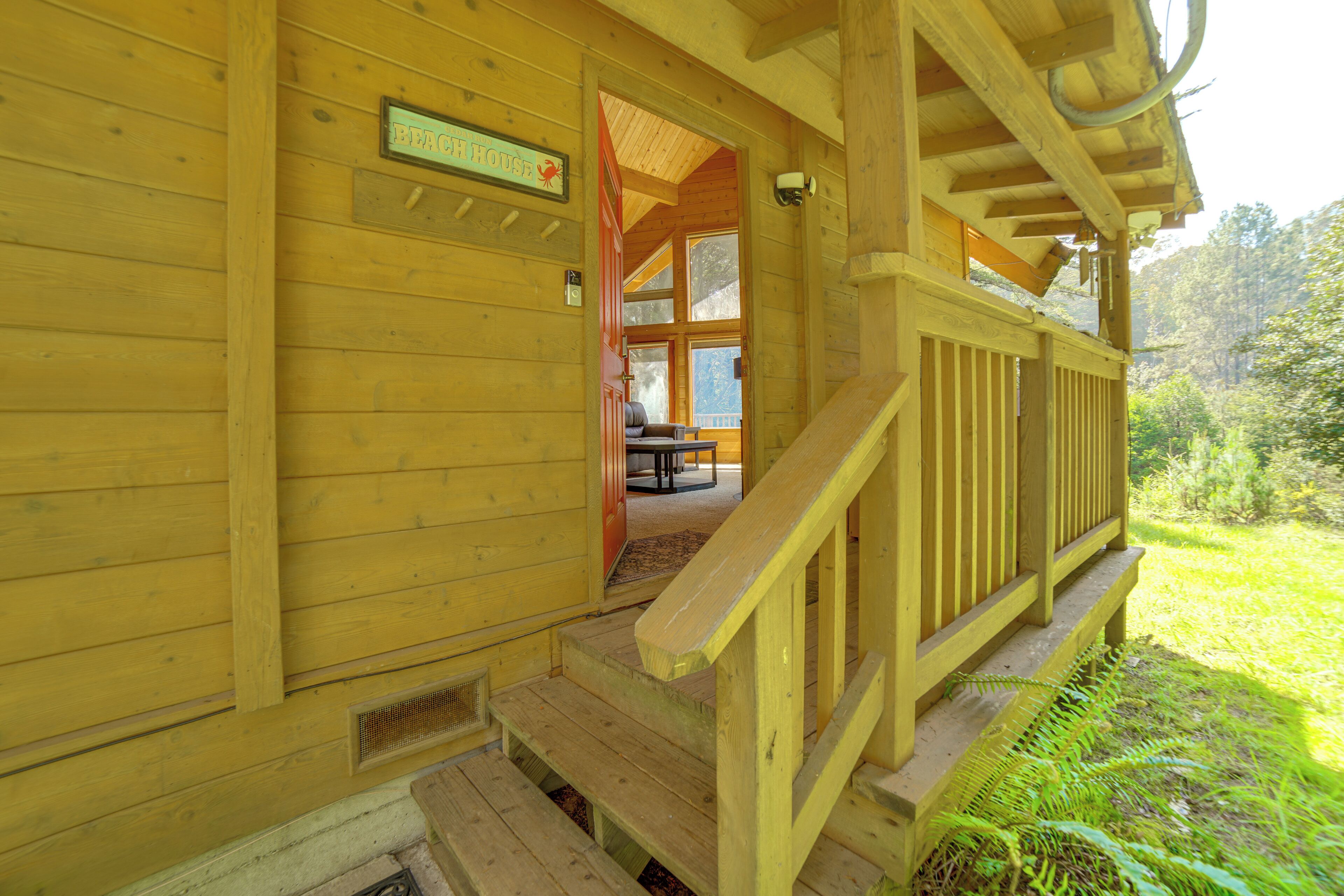 Una cabaña de madera con un letrero que dice "Beach House".