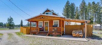 < 1 Mi to Lake Almanor: Home w/ Furnished Decks!