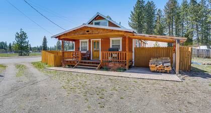 < 1 Mi to Lake Almanor: Home w/ Furnished Decks!