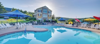 Game Room & Hot Tub: Spacious Retreat in Hollister