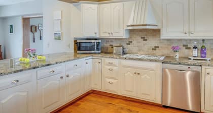 Tennis Court & Deck: Pet-friendly Charles City Gem