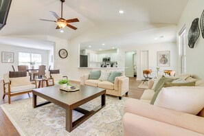 Interior - Mini Putting Green & Fire Pit: Simpsonville Gem (Simpsonville)