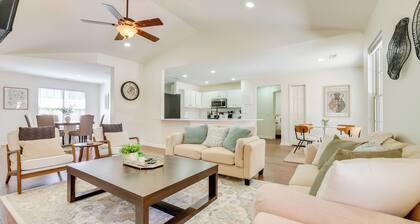 Mini Putting Green & Fire Pit: Simpsonville Gem