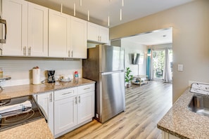 Cottage (2 Bedrooms) | Interior - 4 Mi to Daytona Boardwalk & Beaches: Cute Cottage (Holly Hill)