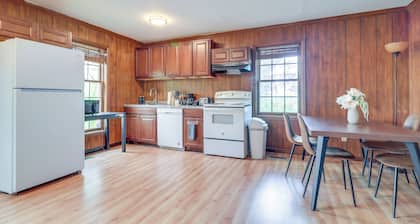 7 Mi to Downtown Toledo: Pet-friendly Apartment