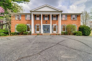 Interior - 7 Mi to Downtown: Toledo Apt Near Franklin Park (Toledo)