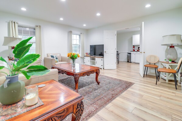 Interior - 7 Mi to Downtown: Toledo Apt Near Franklin Park (Toledo)