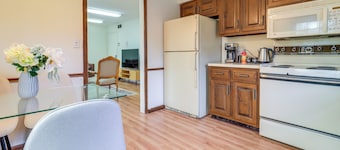7 Mi to Downtown Toledo & Riverfront: Cozy Apt!