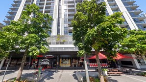 Un bâtiment moderne qui abrite un restaurant appelé « Archie Brothers » au niveau de la rue.