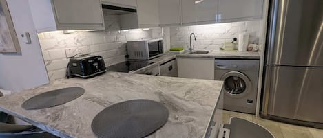 Refrigerador, microondas, horno y lavavajillas