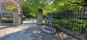 Property grounds - Upgraded & Slick 2BD, Heart of City @ Christchurch (Dublin)