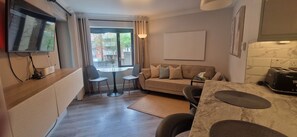 TV, offices - Upgraded & Slick 2BD, Heart of City @ Christchurch (Dublin)