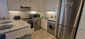 Fridge, microwave, oven, stovetop - Upgraded & Slick 2BD, Heart of City @ Christchurch (Dublin)