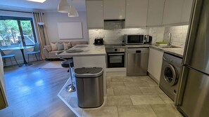 Fridge, microwave, oven, stovetop - Upgraded & Slick 2BD, Heart of City @ Christchurch (Dublin)