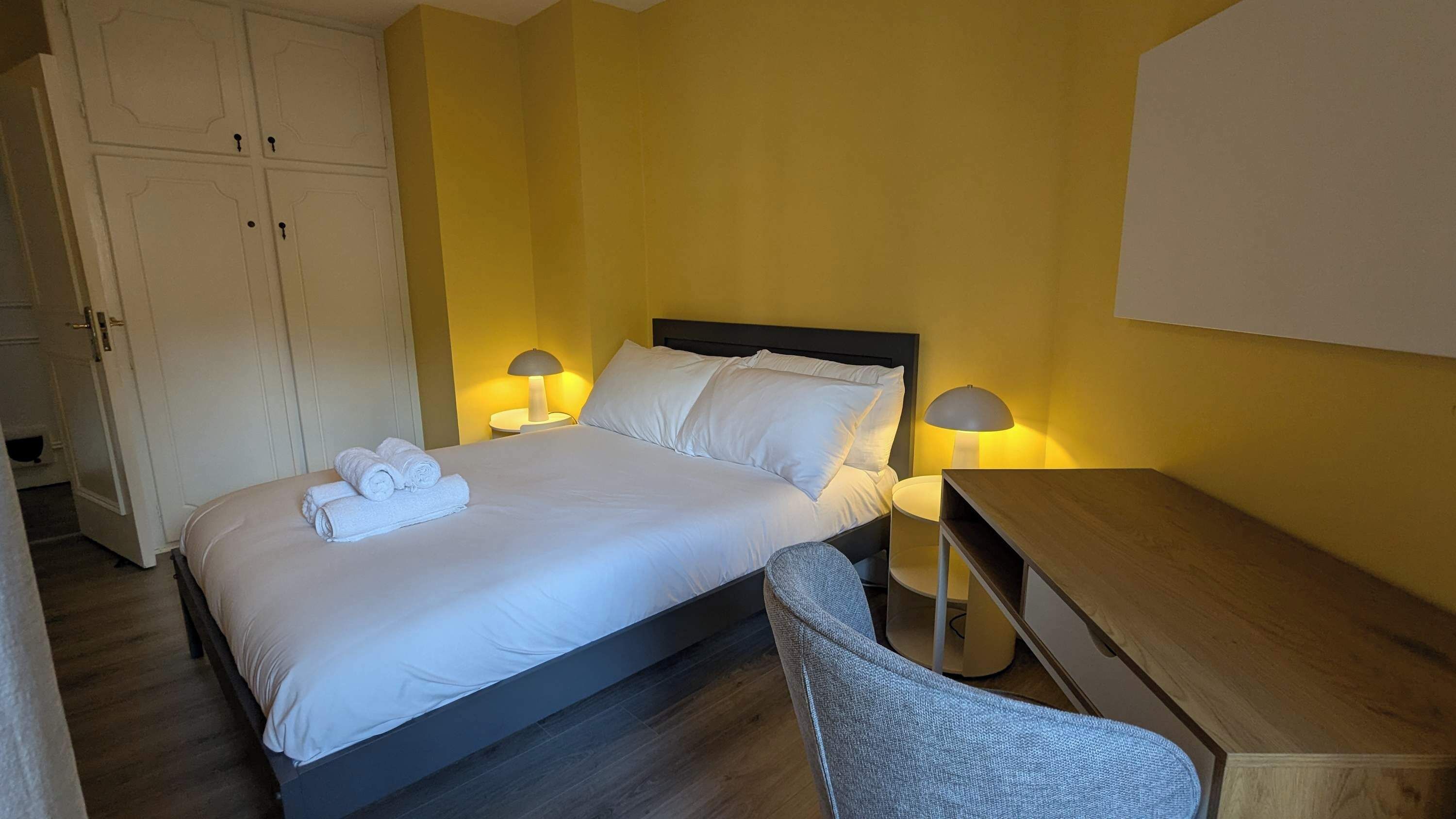 2 habitaciones, tabla de planchar con plancha, internet y ropa de cama 
