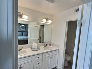 Een douche, een haardroger, handdoeken