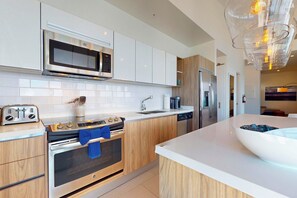 Fridge, microwave, stovetop, dishwasher