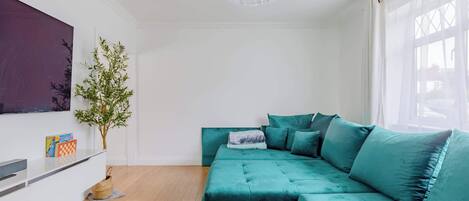 Tv, böcker, en stereo och kontor