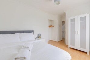 4 bedrooms, iron/ironing board, WiFi, bed sheets
