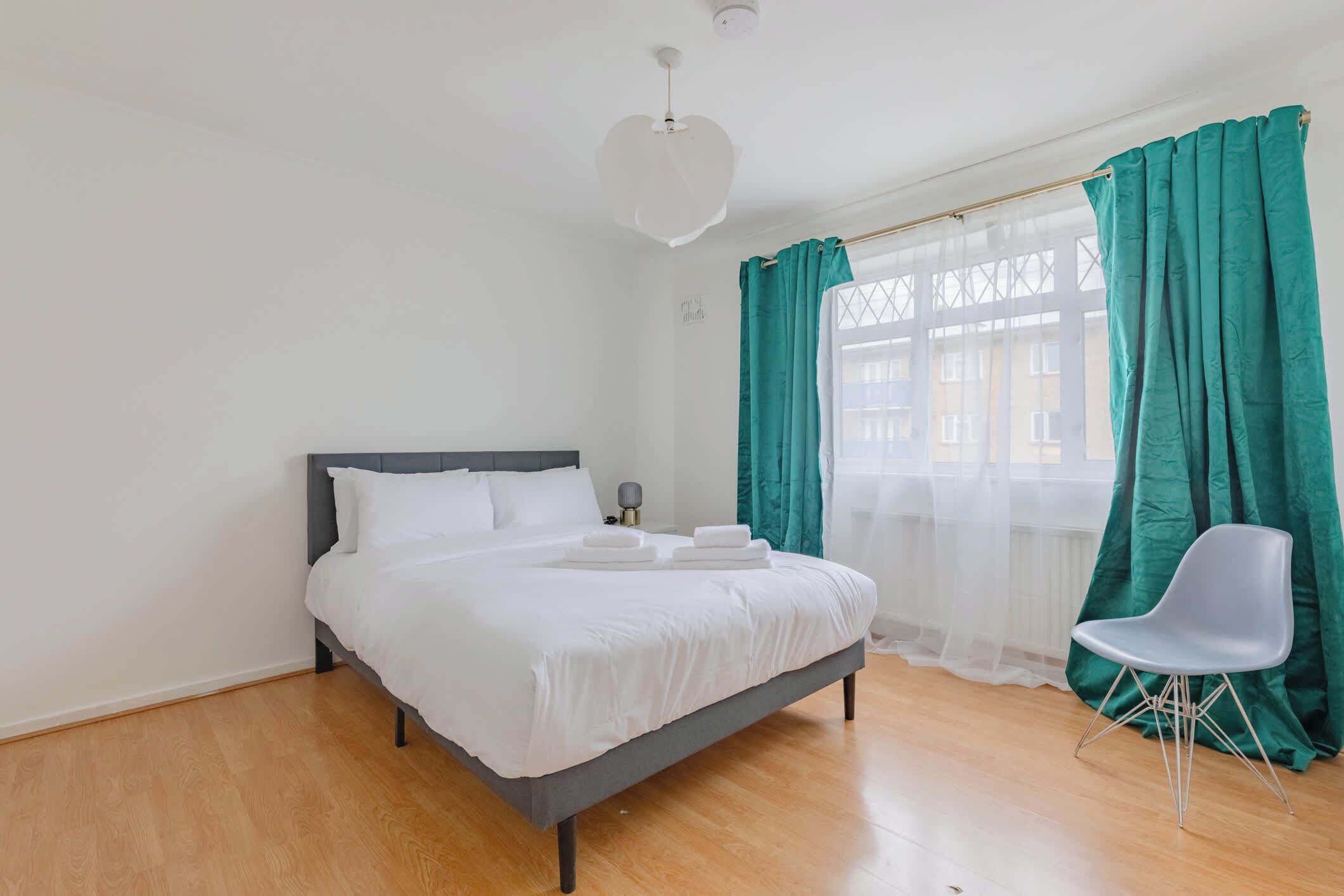 4 habitaciones, tabla de planchar con plancha, wifi y ropa de cama 