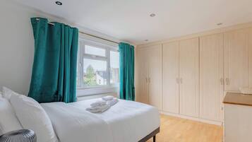 4 bedrooms, iron/ironing board, WiFi, bed sheets
