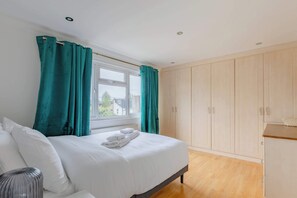 4 bedrooms, iron/ironing board, WiFi, bed sheets
