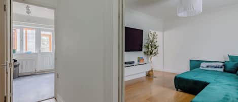 Télévision, livres, chaîne hi-fi, espaces bureaux