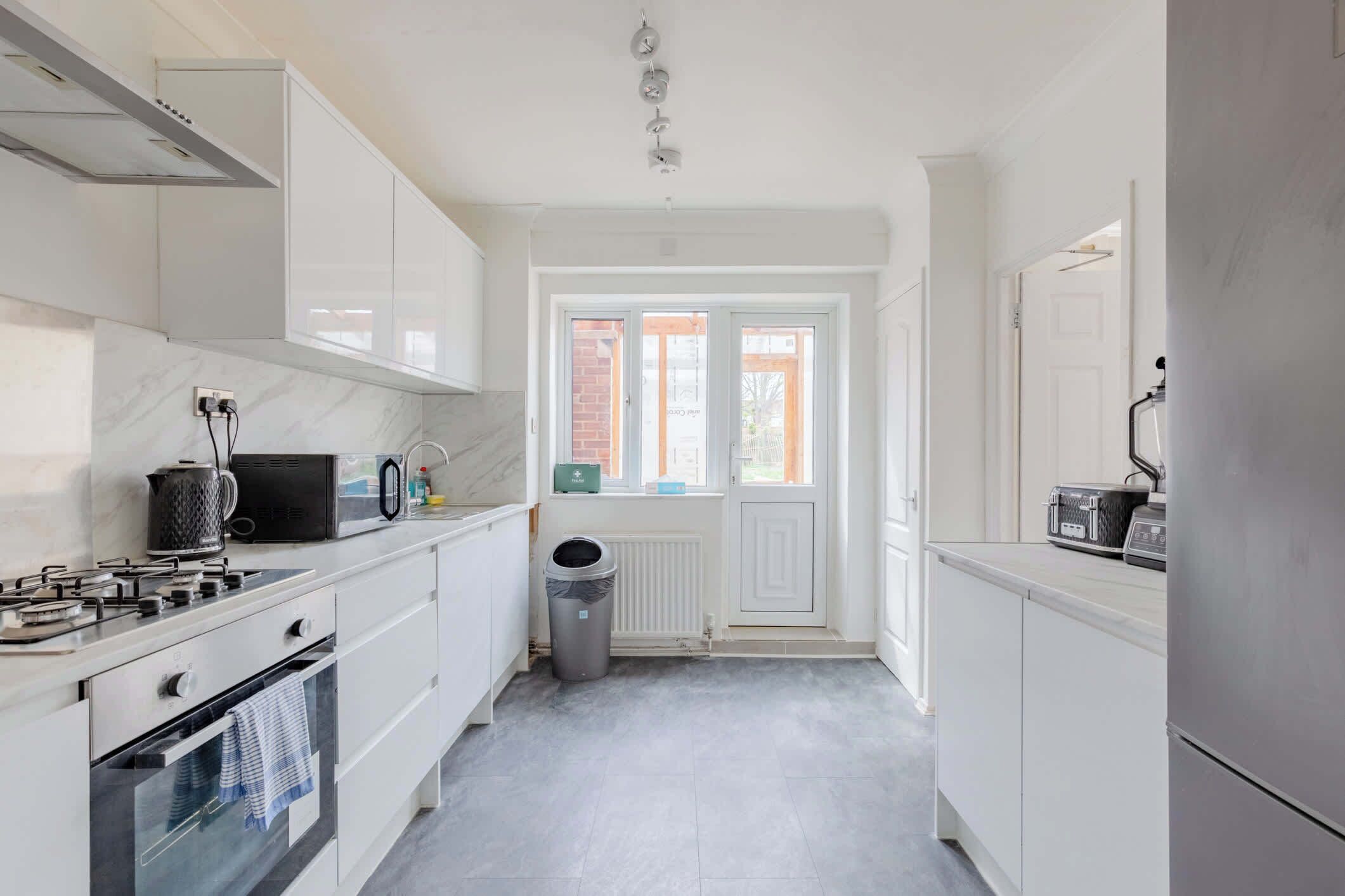 Kylskåp, mikrovågsugn, ugn och spishäll