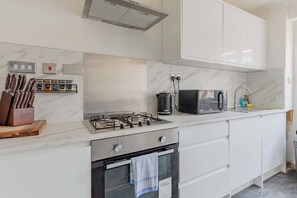 Geladeira, micro-ondas, fogão, cooktop