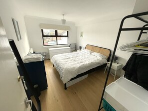 1 sovrum, strykjärn/strykbräda, internet och sängkläder