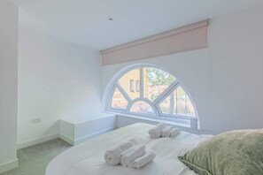 1 bedroom, WiFi, bed sheets - Bright Canal-Side Flat, Canada Water (Greater London)