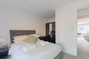 1 bedroom, WiFi, bed sheets - Bright Canal-Side Flat, Canada Water (Greater London)