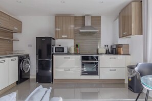 Een koelkast, een microgolfoven, een oven, een kookplaat